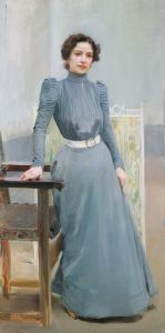 Clotilde con traje gris — Clotilde in a grey dress