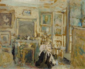 Femme assise dans un intérieur clair