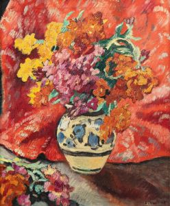 Vase de fleurs à la draperie rouge
