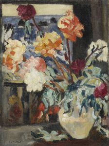 Vase de pivoines devant une fenêtre