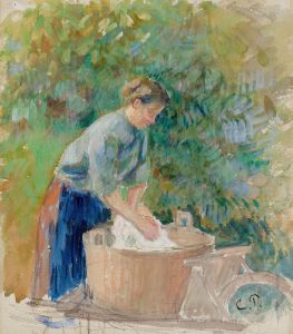 Femme lavant du linge dans un baquet