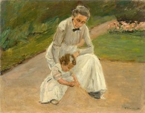Enkelin und Kinderfrau beim Spielen im Garten