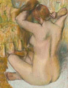 Femme nue, de dos, se coiffant