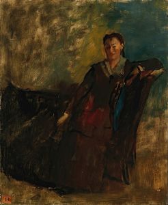 Femme assise sur un canapé