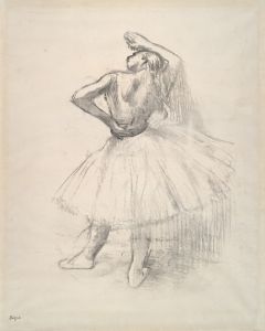 Danseuse debout, le bras droit levé