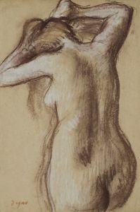 Jeune femme nue se coiffant