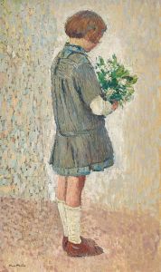Fillette en tablier d’écolière tenant un bouquet