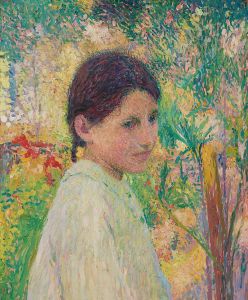 Buste de jeune fille de trois quart sur fond de jardin