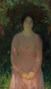 Jeune fille en rose sous une voûte de feuillage